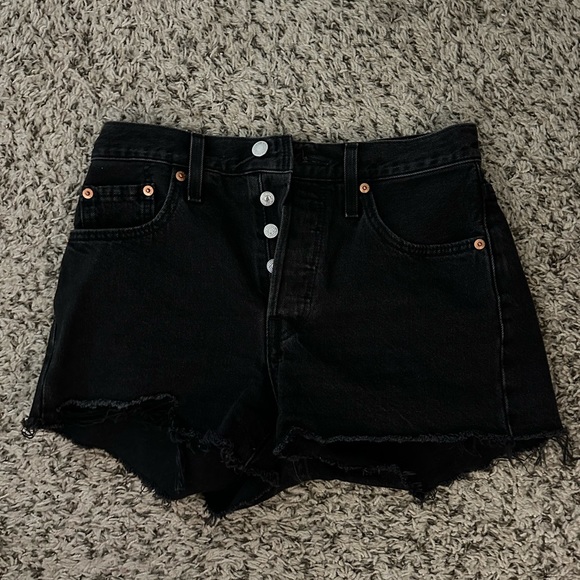 🖤NWOT LEVIS 501 HIGH RISE WOMENS DENIM SHORTS LUNAR BLACK | Black Distressed🖤 - Picture 4 of 6